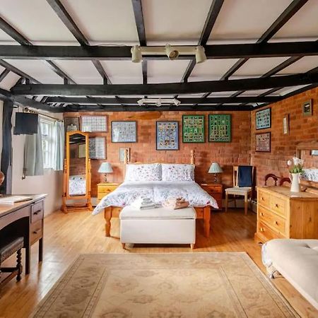 Cozy One-Bedroom Cottage In Great Tey Экстерьер фото