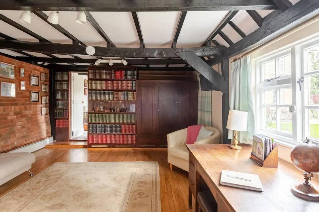 Cozy One-Bedroom Cottage In Great Tey Экстерьер фото