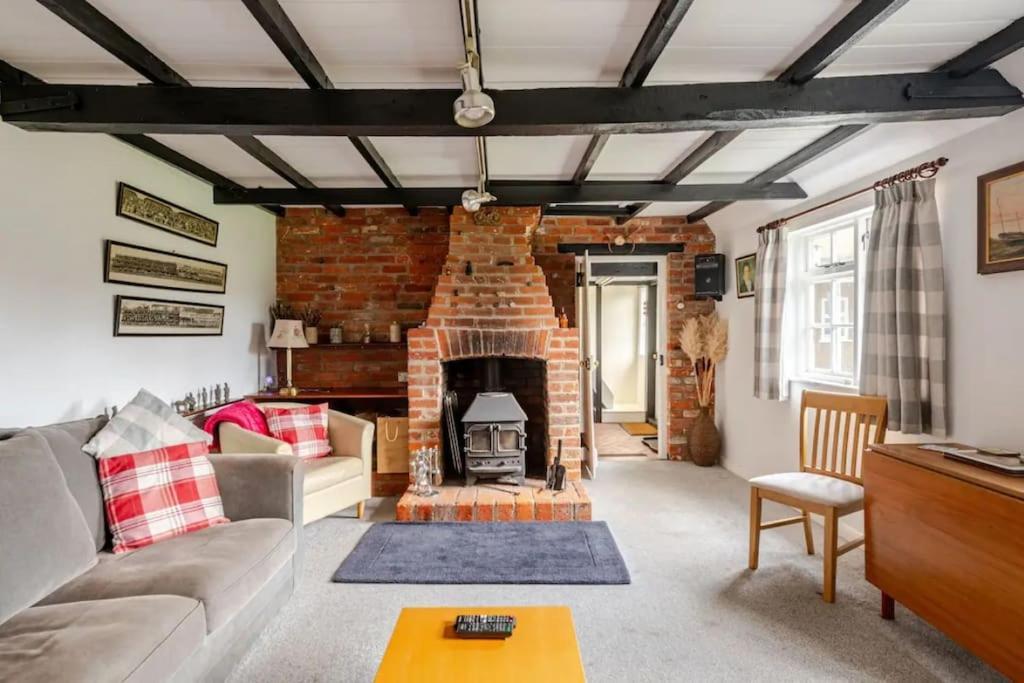 Cozy One-Bedroom Cottage In Great Tey Экстерьер фото