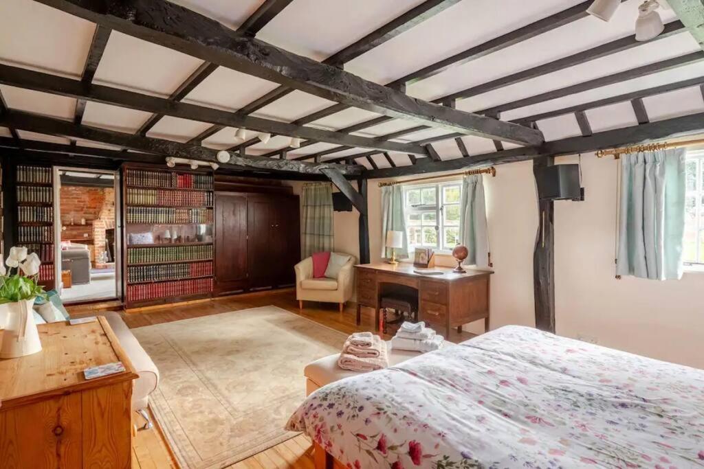 Cozy One-Bedroom Cottage In Great Tey Экстерьер фото