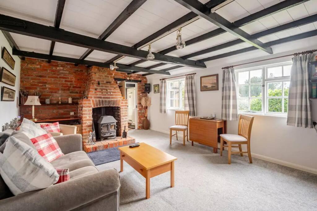 Cozy One-Bedroom Cottage In Great Tey Экстерьер фото